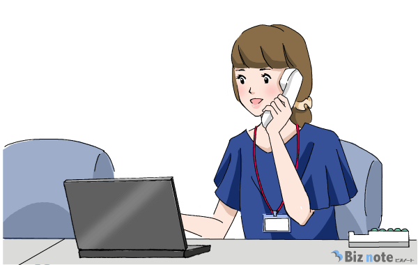 電話対応をしている事務職の女性